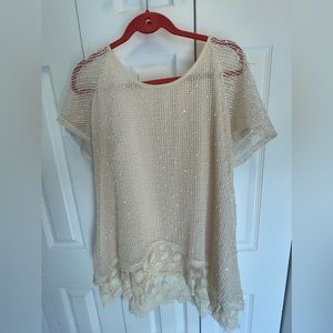 Lady’s top with lace hem